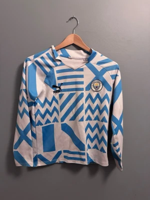 Manchester City träningsset Puma - Säljer en långarmad tröja med byxor som är bra för träningen! Om du har några frågor tveka inte hör av dig!