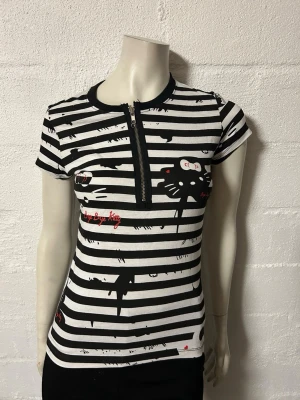 Topp Bye bye Kitty. - Fin topp med Bye bye Kitty. Storlek S/M. Lite Stretchig. Material i trikå bomull. Helt ny.