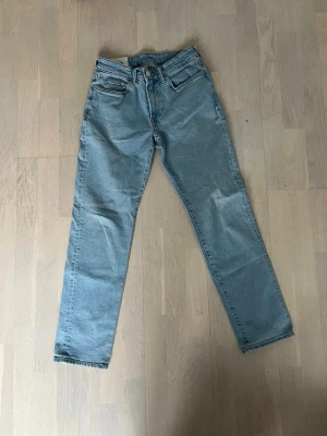 H&M - Regular fit - Säljer ett par H&M jeans i storlek: W:28. L:32.