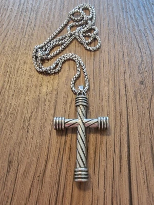 Halsband kors spiral - Halsband kors spiral. Enkelt rostfritt stål. Inkl kedja. Berlock 5 cm hög. Kedja 60 cm.