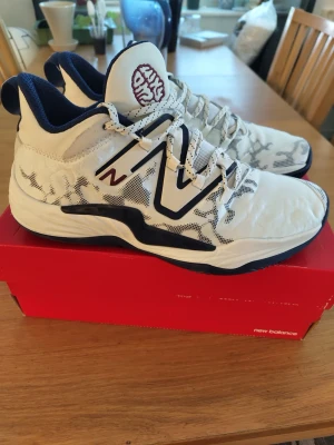 Vita New Balance basketskor - Säljer ett par vita New balance basketskor dom har inte haft så mycket användning boxen har jag råkat slarva bort men de är väldigt mycket värde på dom skulle säga att de är i nytt skick fortfarande. Pris e inte hugget i sten!!!