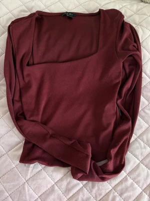 Vinröd långärmad topp med fyrkantig ringning - Röd tröja ifrån New yorker. Använt mycket förut och är väldigt knottrig men annars inget fel på den. Kolla gärna in min plick om det finns fler saker du vill köpa, pris kan diskuteras på det jag säljer 💓