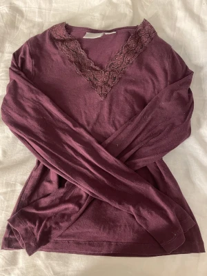 Vinröd topp Gina tricot  - Aldrig använd, skriv om ni vill ha mer bilder🥰