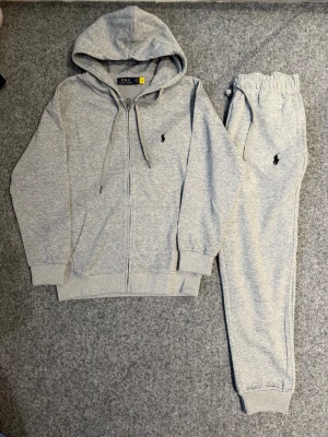 Ralph Lauren Gray tracksuit - Size M, true to size. Perfect fit and comfortable