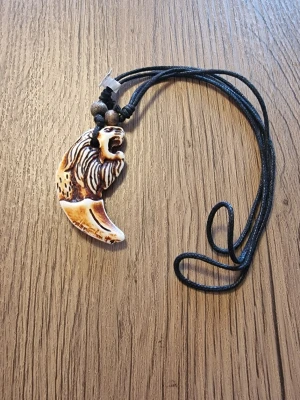 Totemhalsband med halsrem. - Totemhalsband med halsrem. Berlock 7 cm hög. Bredd 2,5 cm.