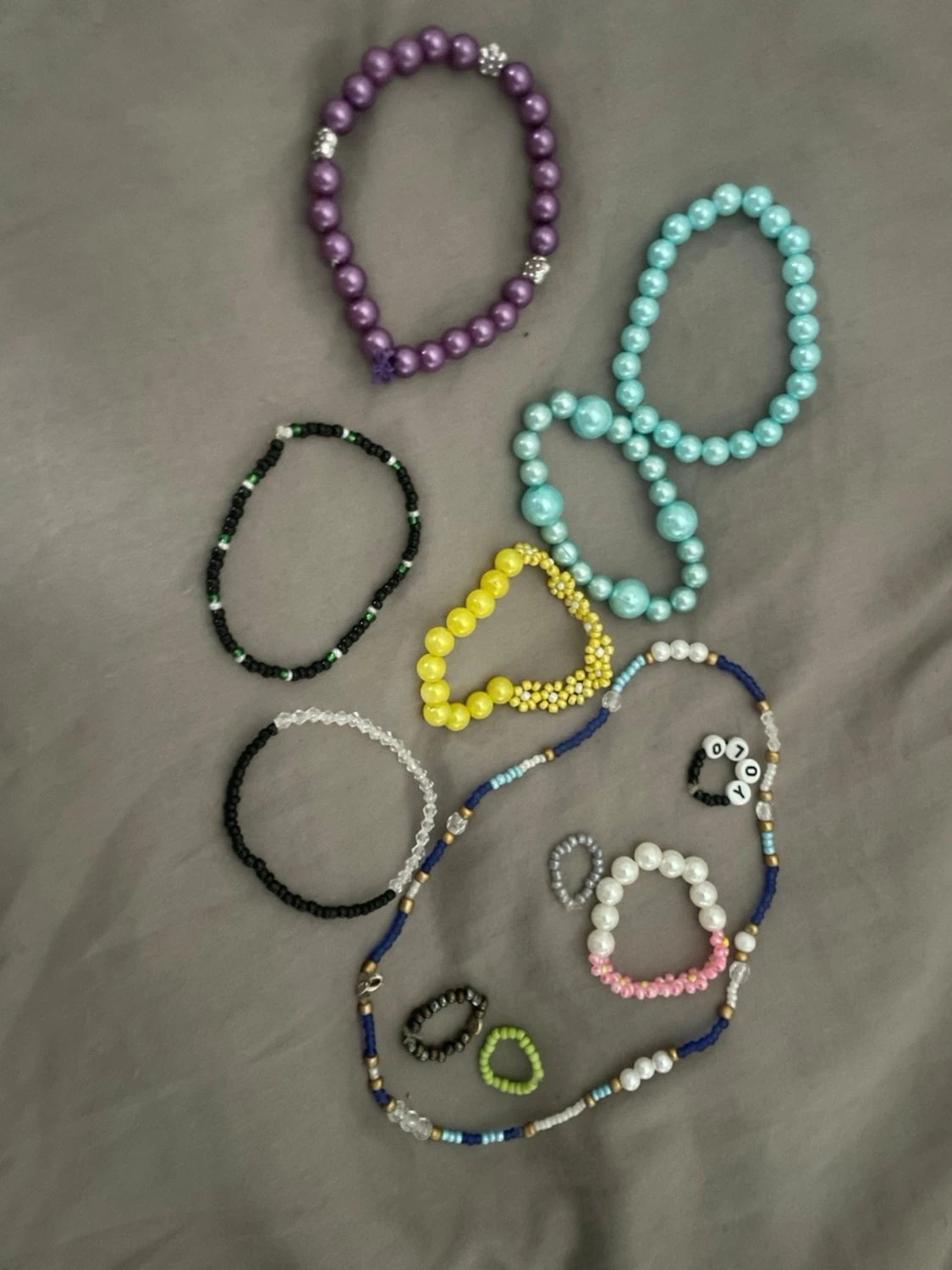 Färgglada pärlarmband i mixade färger