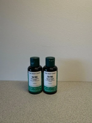 Tea Tree toner & cleanser från The Body Shop - Två flaskor Tea Tree Skin Clearing från The Body Shop. En cleanser och en toner. Flaskorna är mörkgröna med gröna och vita etiketter. Innehåller tea tree-olja som hjälper till att rengöra och fräscha upp huden. Varje flaska innehåller 60 ml.💐
