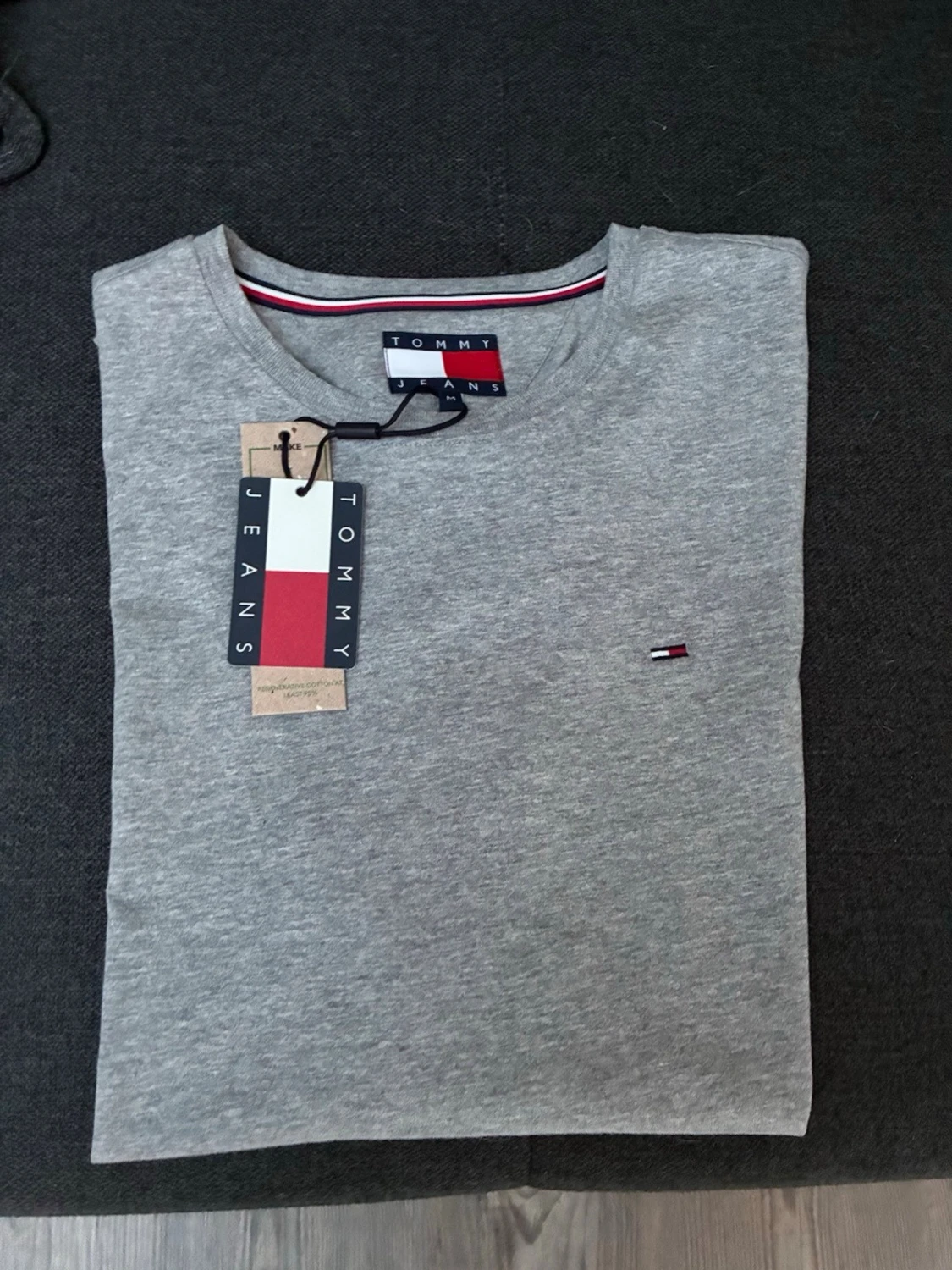 Grå t-shirt Tommy Jeans - 1