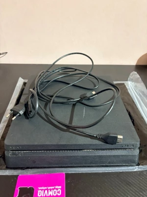 PlayStation 4 Slim - Sony PlayStation 4 Slim i svart färg, komplett med strömkabel och HDMI-kabel. Konsolen har synliga ytliga repor och lite slitage, men är i gott begagnat skick. Perfekt för dig som vill spela populära PS4-spel och streama media. Funkar jätte bra du kan spela med de hur mycket du vill.