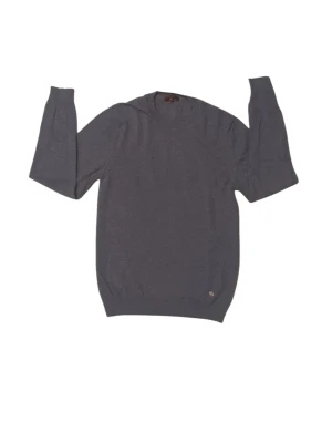 Stickad tröja - Hej!😊 Jag säljer en stickad ljusblå/grå tröja från NIKOLAJ by Nikolaj d'etoiles. Det står att tröjan är storlek L, men tvättade den fel så den passar mer storlek S. 100% merino ull. Skriv vid frågor eller funderingar!👍‼️ Priset är inte hugget i sten‼️