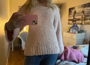 Stickad tröja - Säljer denna super söta stickade tröjan som tyvärr inte kommer till användning längre!💗 Kontakta mig om du har några frågor!💗