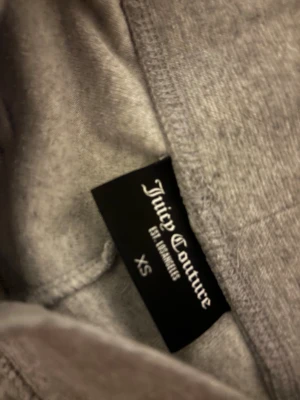 Gråa Juicy byxor  - Göra juicy byxor, bra i längden och ganska stretchiga 