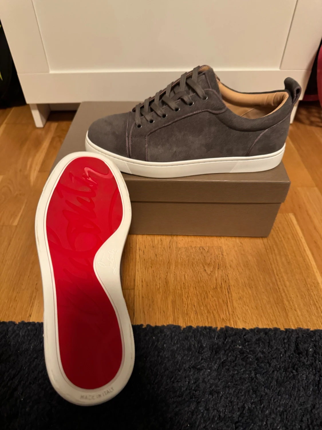 Grå mockasneakers från Christian Louboutin - 1