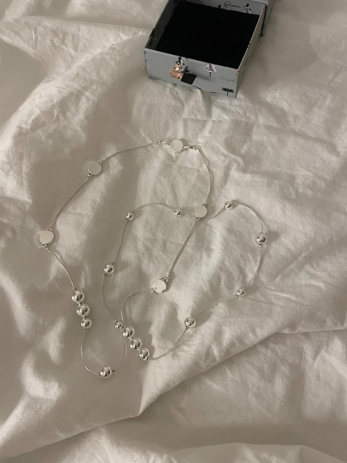 Silverfärgad IOAKU halsband med kulor - 2