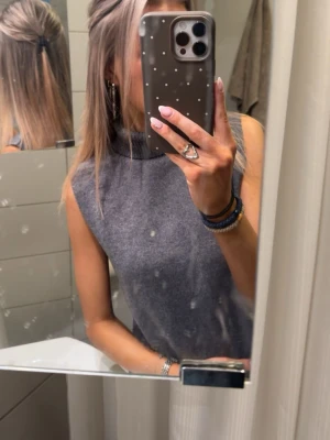 Stickad polo tröja Zara - Populär polo tröja från Zara. Använd 1 gång så helt ny. Storlek xs/s. 