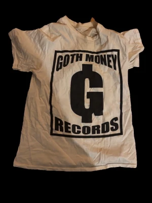 Goth Money Records t-shirt - EN TILL GOTH MONEY T SHIRT, köpt 2021 tror jag, hell yeah den e hard af