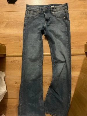 Blå bootcut jeans från Levi's låga  - Helt onvönda