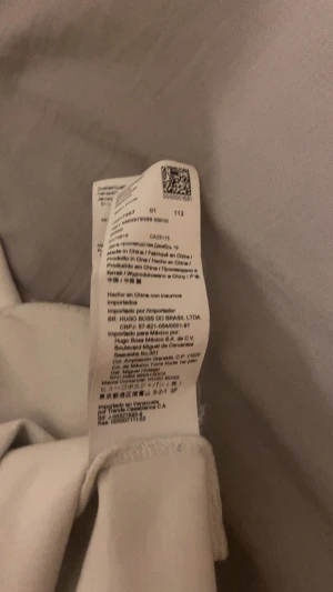 HUGO BOSS Sweatshirt  - En stilren Hugo Boss sweatshirt i storlek L. Tröjan är ljus/beige med en rund halsringning och har en unik design på framsidan där ordet “BOSS” är tryckt flera gånger i en cirkel. Inuti cirkeln står det “HUGO BOSS” i mindre text. Passformen är klassisk och tröjan är gjord i ett mjukt, bekvämt material som lämpar sig både för vardag och avslappnade tillfällen