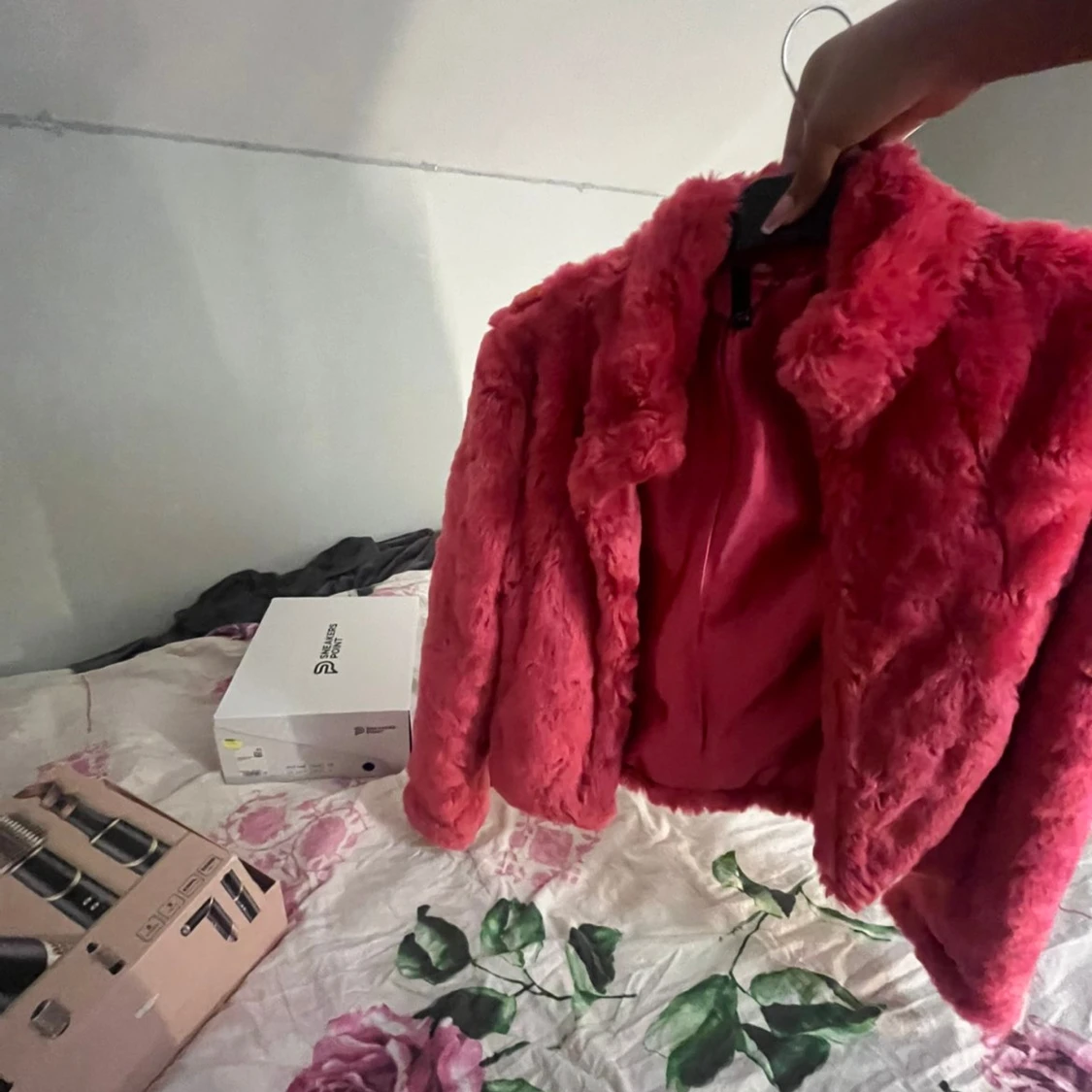 Rosa pälsjacka med krage