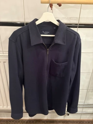 Bondelid overshirt - En Bondelid overshirt som inte längre används då den är lite för lång. Sparsamt använd och endast lite knotter på annars inga skavanker. Hör av dig vid frågor!