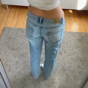 Ljusblå raka jeans från 157 - Super coola ICON jeans från Lager157!💗 Dessa jeans är i storlek S/36, de är inte stretchiga. Istället för dragkedja har de fyra knappar. Skulle säga att de är på gränsen till på korta för mig som är 174 lång, men det funkar. De har en liten slitning på höger ficka, se bild 3, men det märks inte av. De har även en liten slitning (inget hål) vid grenen, men det syns inte på. Utöver de är de i bra kvalité och skick!  Innerbenslängd: 79,5 cm Midjemått: 39 cm (mätt rakt över, liggandes) Grenmått: 22 