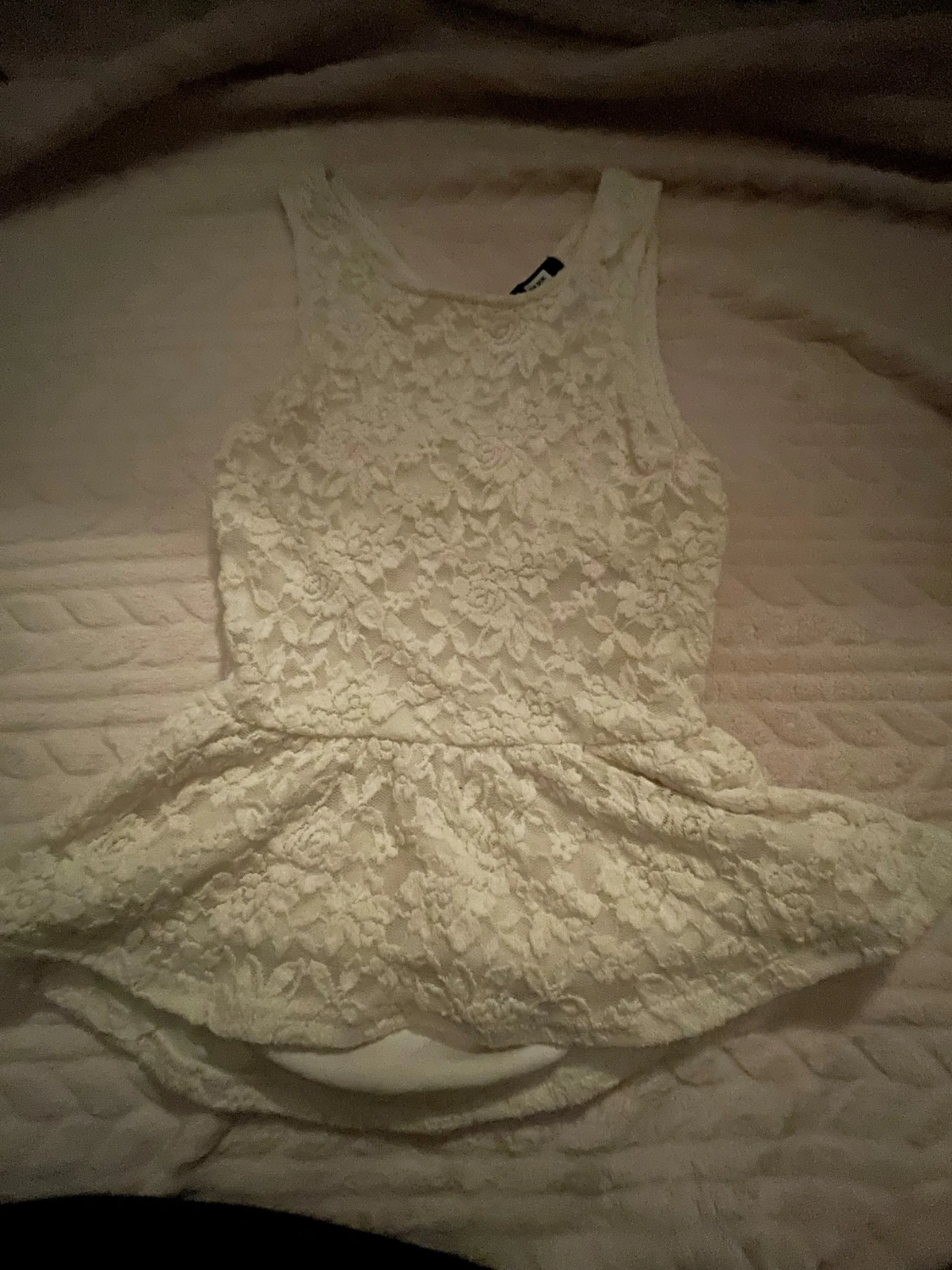 Vit spetsblus med peplum