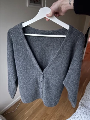 Trekvartsärmad kofta Nelly - Grå stickad kofta med trekvartsärmar. Så fin, använd en gång, som ny!
