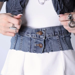 Unik jeans korsett - Jätte fin och unik jeans korsett / bälte som är ett perfekt alternativ för att lägga till en extra detalj till outfiten!!🪽  Korsetten hade passat någon som vanligtvis bär S i toppar och tröjor.   Korsetten är i jättebra skick och har inga defekter (vad vi märkt)!!  Vid frågor eller funderingar - tveka inte att höra av dig🪽