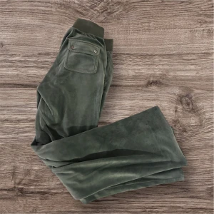 Gröna Juicy Couture S - Snygga gröna mjukisbyxor från Juicy Couture i storlek S. Byxorna har bred resår med snörning i midjan, raka ben och praktiska fickor fram och bak. Mjukt material som känns skönt mot huden och ger en chill vibe.