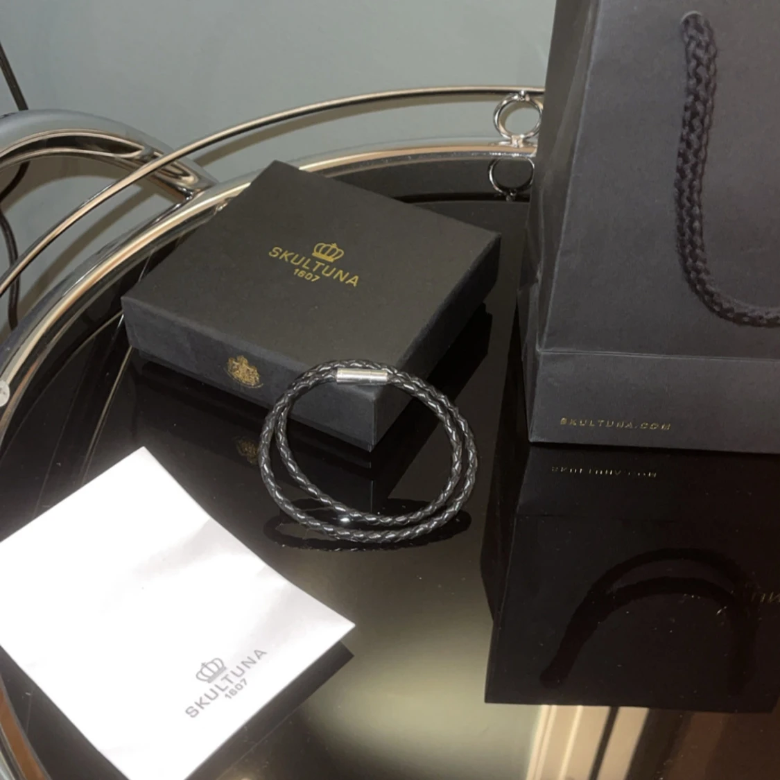 Svart flätat armband från Skultuna - 2