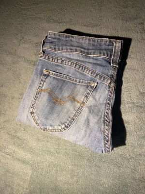 Ljusblå Replay jeans w28  L32 - Säljer ett par superfräscha ljusblå jeans från Replay i storlek W28 L32. Klassisk, lätt tvättad denim som passar perfekt både till vardag och fest. Jeansen har snygga detaljer, bra passform och känns riktigt bekväma i midjan.
