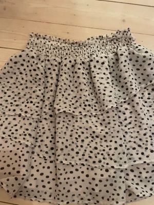 Prickig kjol! - Säljer nu en jättefin prickig kjol den är is storlek 134/140 men passar större storlekar då den har resor i midjan!skriv vid frågor