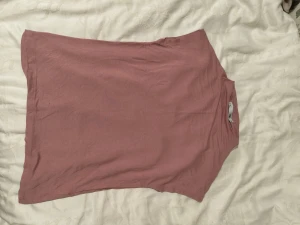 shape t-shirt från 157 - Säljer en rosa shape t-shirt från 157 med rund hals och korta ärmar. Modellen är figurnära och passar dig som gillar en enkel och clean look. Materialet är mjuk bomull. Den är knappt använd, ja har bara testat den och den va för stor.