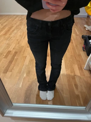 Ltb jeans - Lågmidjade bootcut jeans från ltb som är lite små och därav inte kommit till användning, de ser svarta ut men är väldigt mörkblåa i verkligheten. Storlek 24/30