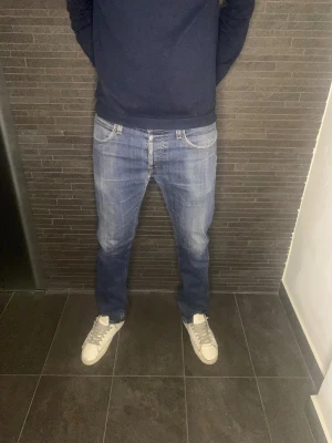 Blå Lee Daren jeans  - Säljer ett par klassiska blå Lee Daren jeans med snygg tvätt och raka ben. Nypris:1100