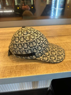 Salvatore Ferragamo keps  - En snygg keps från Ferragamo, äkta såklart. Bara höra av dig ifall du undrar någonting eller har ett prisförslag👍