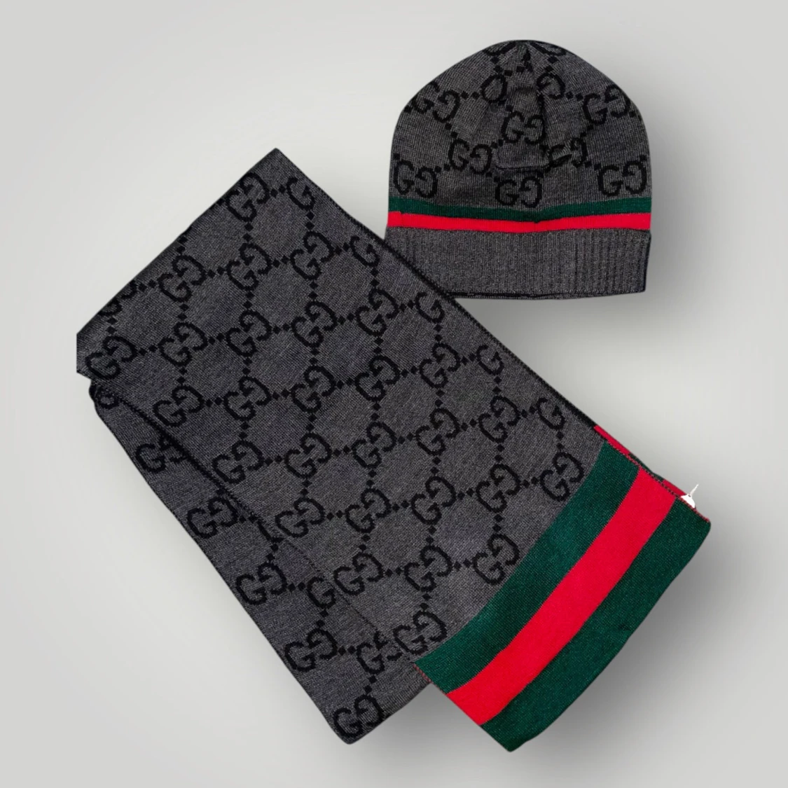 G.u.c.c.i Mössa&halsduk set 