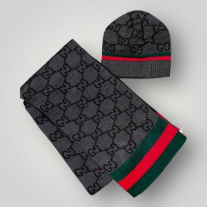 G.u.c.c.i Mössa&halsduk set  - Helt ny. Fin replika med hög kvalité. Både Mössa&halsduk ingår. Pris: 799kr. Först till kvarn som gäller. Skickas inom 24h