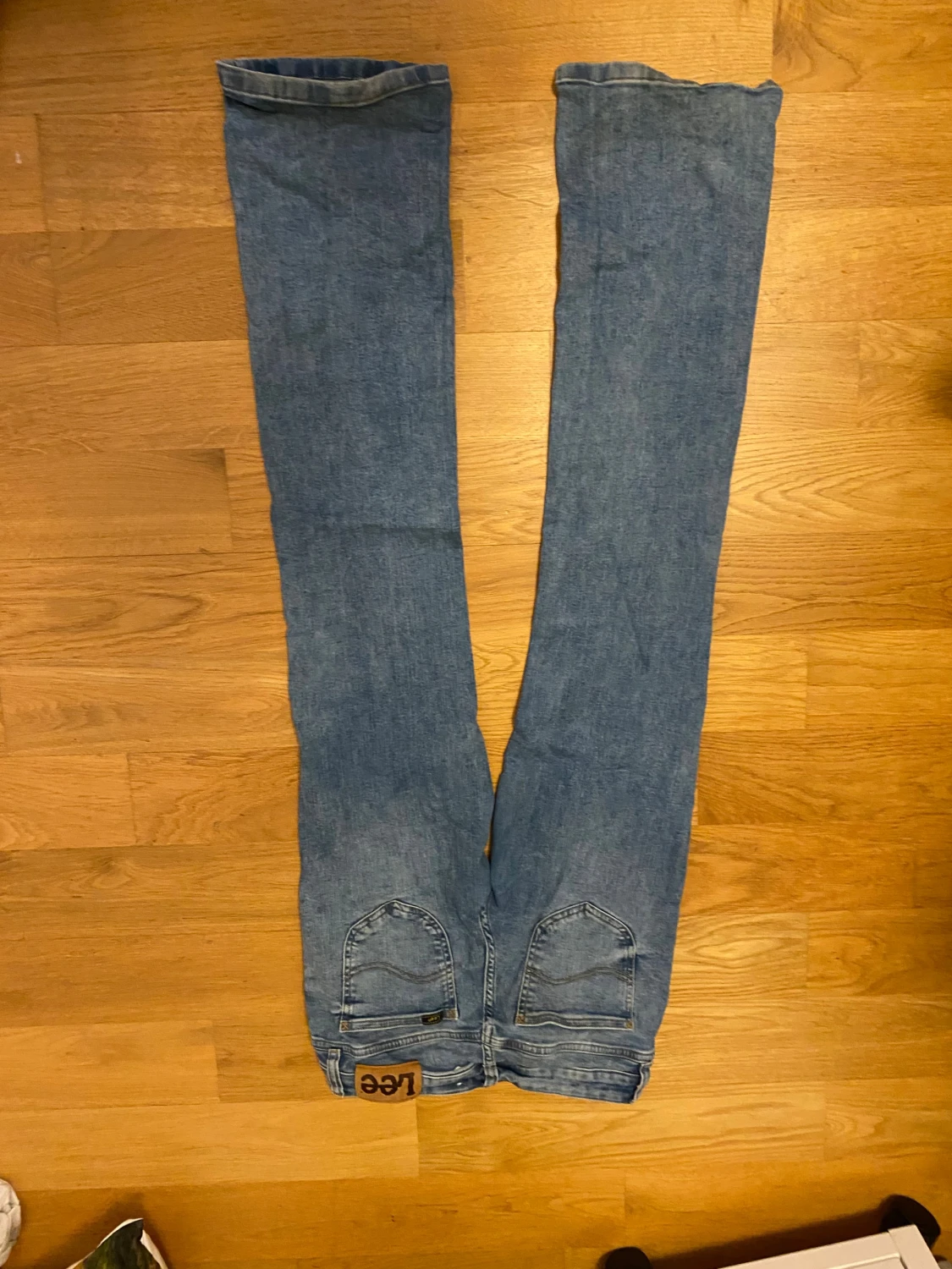 Blå low bootcut jeans från Lee - 1