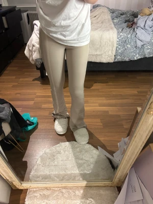 Beige kostymbyxor från Gina Tricot - Snygga beige kostymbyxor från Gina Tricot i bootcut. Använda 1 gång💗