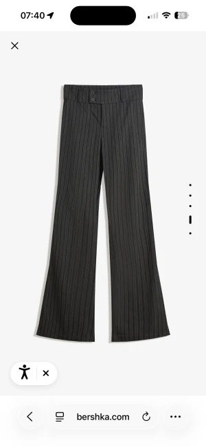 Svarta randiga bootcut kostymbyxor - Snygga svart, randiga kostymbyxor från Bershka. Låg midja. Helt oanvända med prislappen kvar.                   Sista två bilderna är när jag testar samma modell och samma storlek men i svart. Jag är 165 lång och väger 55 kg