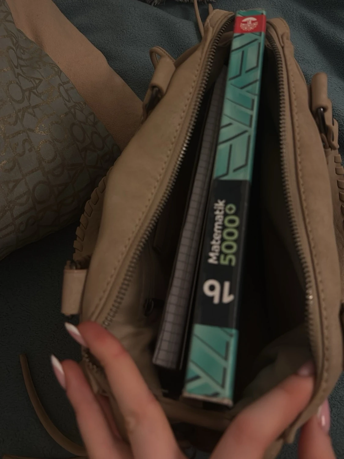 Beige axelväska med flätade detaljer - 1