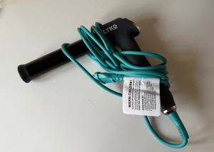 Lyko svart L-locktång - Säljer en stilren locktång från Lyko.Tången har en rund keramisk yta för att skapa snygga lockar. Ergonomiskt handtag och modern design, perfekt för att fixa håret snabbt. Mycket fint skick, knappt använd.