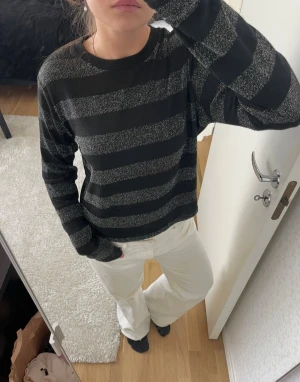 Svart och grå glittrig randig tröja - Snygg svart tröja med glitter, oanvänd. Finns nog inte kvar att köpa. Från hm i strl Xs. 