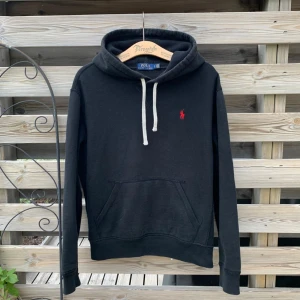 Ralph Lauren Svart Hoodie - Säljer denna feta Hoodie från Ralph Lauren. Storlek S, sitter som en XS. Använd men i bra skick. Hör gärna av er vid funderingar🙌