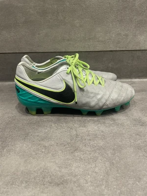 Nike tiempo  - Skit bra skick dessa skor är äldre i genuint läder men.skriv vid frågor.