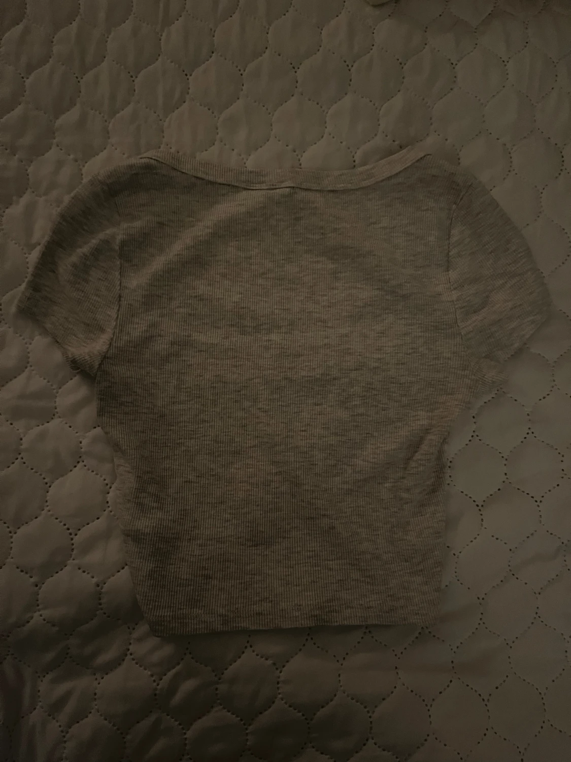 Grå ribbad croppad topp  - 2