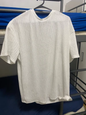 Vit dress  - Tröja och byxa som kommer ihop köpte från SHEIN. Har samma i brun om nån skulle bli intresserad den är jätte fin passar perfekt för sommaren eller fester. Storlek L men passar även M 