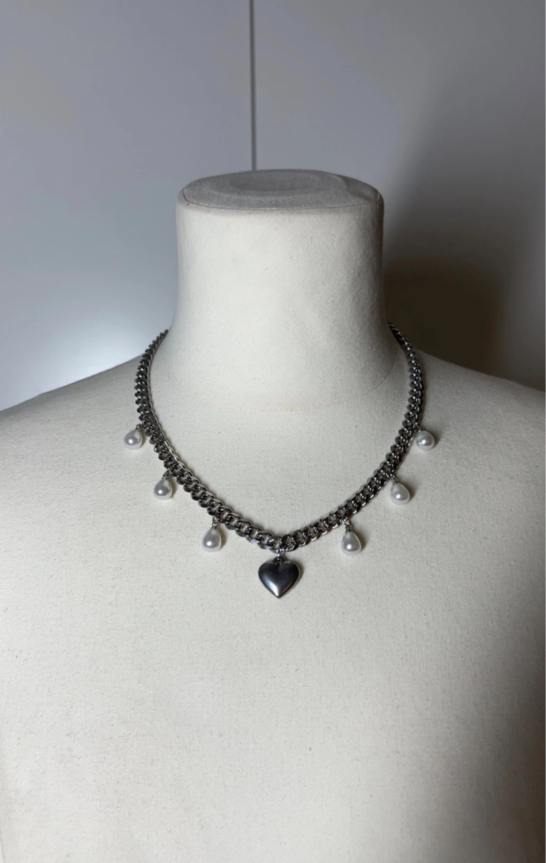 Halsband med pärlor och hjärta