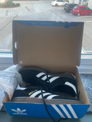Adidas Spezial svarta sneakers - Adidas Spezial sneakers i svart mocka  som passar till allt enligt mig. Säljer eftersom jag råka köpa en storlek för liten och han inte skicka tillbaka därför säljs dem. Skicka vid frågor. Använd dom en gång. Man får självklart med orginal kartongen.😄Priset är diskuterbart vid snabb affär.😁